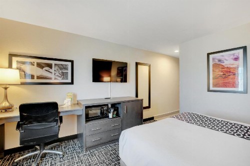La Quinta Inn & Suites by Wyndham Las Vegas Nellis - image 11