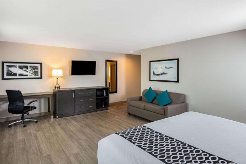 La Quinta Inn & Suites by Wyndham Las Vegas Nellis - image 14