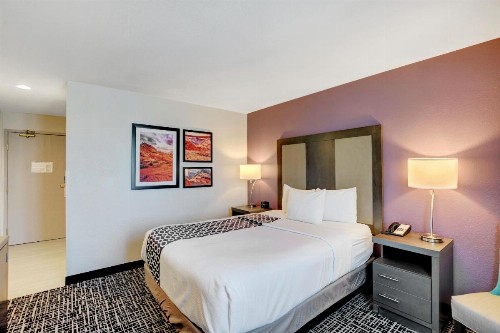 La Quinta Inn & Suites by Wyndham Las Vegas Nellis - image 15
