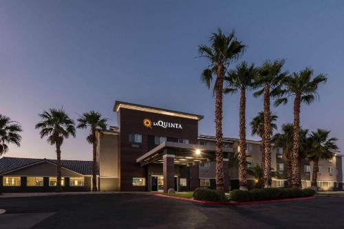 La Quinta Inn & Suites by Wyndham Las Vegas Nellis - image 16