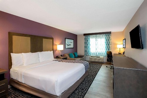 La Quinta Inn & Suites by Wyndham Las Vegas Nellis - image 19