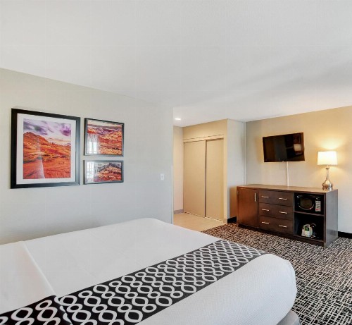 La Quinta Inn & Suites by Wyndham Las Vegas Nellis - image 20