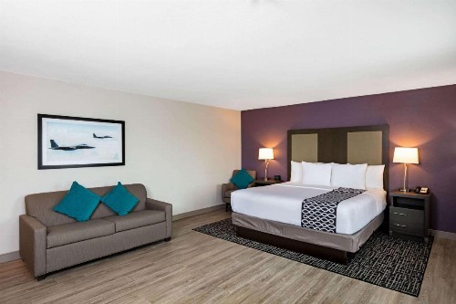 La Quinta Inn & Suites by Wyndham Las Vegas Nellis - image 23