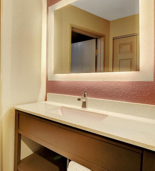 La Quinta Inn & Suites by Wyndham Las Vegas Nellis - image 27