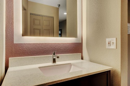 La Quinta Inn & Suites by Wyndham Las Vegas Nellis - image 28