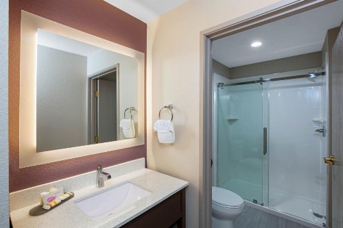 La Quinta Inn & Suites by Wyndham Las Vegas Nellis - image 29