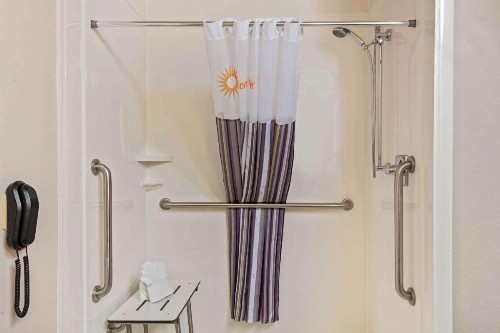 La Quinta Inn & Suites by Wyndham Las Vegas Nellis - image 3