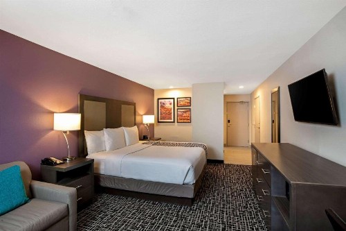 La Quinta Inn & Suites by Wyndham Las Vegas Nellis - image 32
