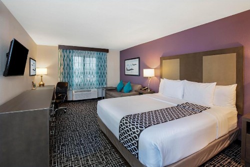 La Quinta Inn & Suites by Wyndham Las Vegas Nellis - image 35