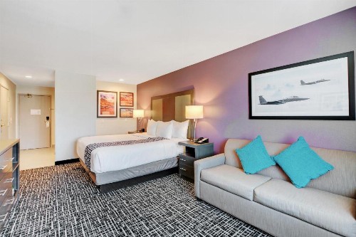 La Quinta Inn & Suites by Wyndham Las Vegas Nellis - image 36