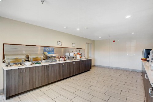La Quinta Inn & Suites by Wyndham Las Vegas Nellis - image 39