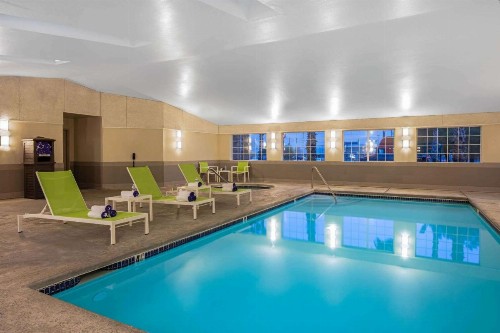 La Quinta Inn & Suites by Wyndham Las Vegas Nellis - image 4