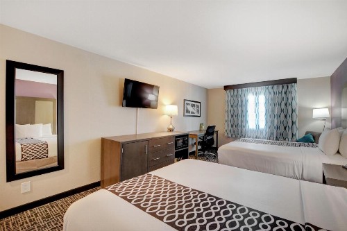 La Quinta Inn & Suites by Wyndham Las Vegas Nellis - image 40