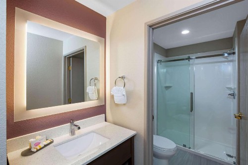 La Quinta Inn & Suites by Wyndham Las Vegas Nellis - image 43