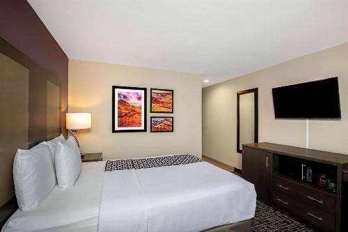 La Quinta Inn & Suites by Wyndham Las Vegas Nellis - image 48