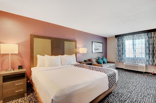 La Quinta Inn & Suites by Wyndham Las Vegas Nellis - image 6