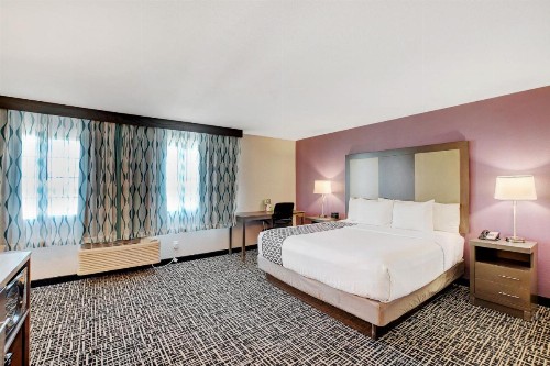 La Quinta Inn & Suites by Wyndham Las Vegas Nellis - image 9