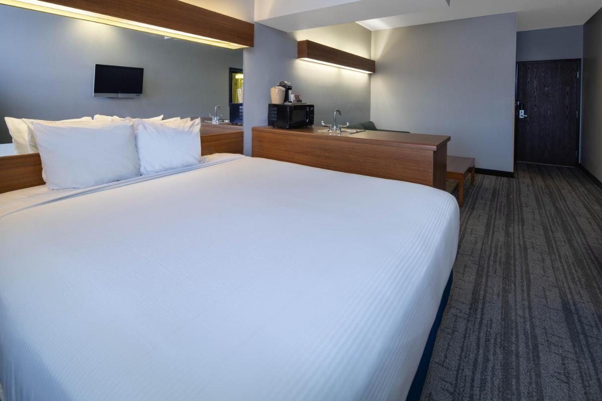 Baymont by Wyndham Las Vegas South Strip - image 7