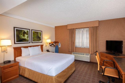 La Quinta by Wyndham Las Vegas Airport N Conv. - image 10