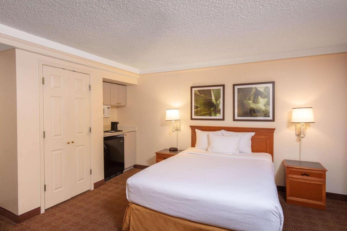 La Quinta by Wyndham Las Vegas Airport N Conv. - image 7