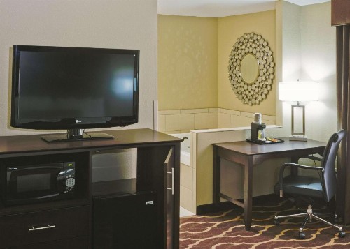 La Quinta Inn & Suites by Wyndham LV Tropicana Stadium - image 10