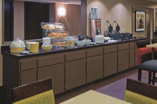 La Quinta Inn & Suites by Wyndham LV Tropicana Stadium - image 4