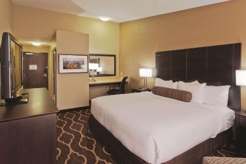 La Quinta Inn & Suites by Wyndham LV Tropicana Stadium - image 9
