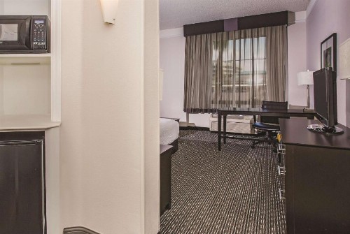 La Quinta by Wyndham Las Vegas Summerlin Tech - image 10