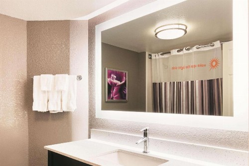 La Quinta by Wyndham Las Vegas Summerlin Tech - image 20