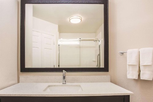 La Quinta by Wyndham Las Vegas Summerlin Tech - image 21