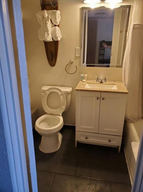 Desert Hills Motel - image 21