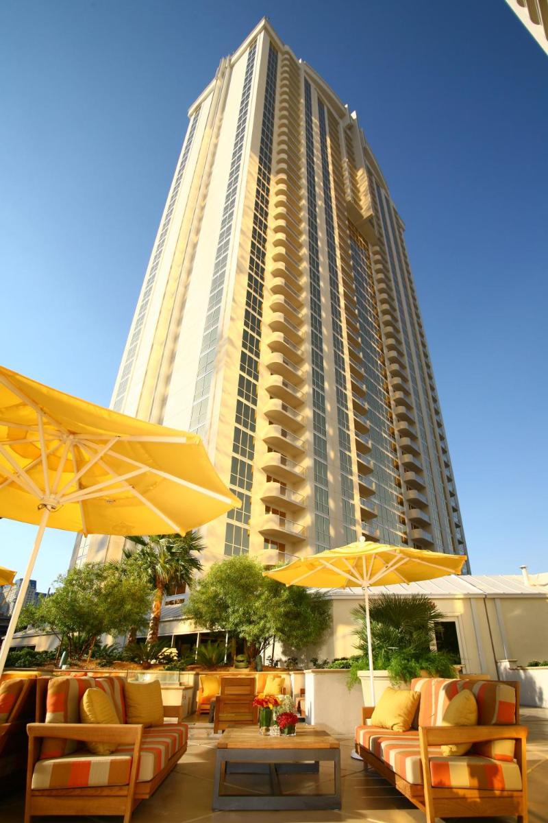Luxury Suites International at The Signature - image 4