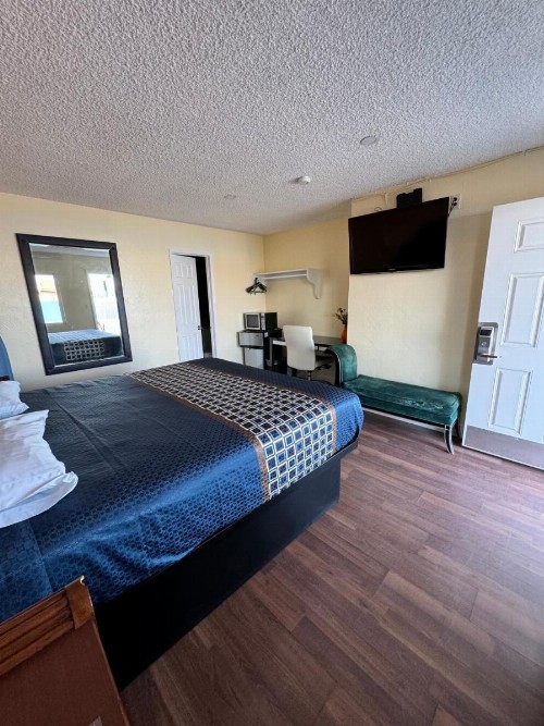 Walden Motel - image 2