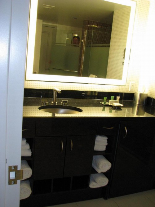 Suites at Elara Las Vegas Strip-No Resort Fees - image 6