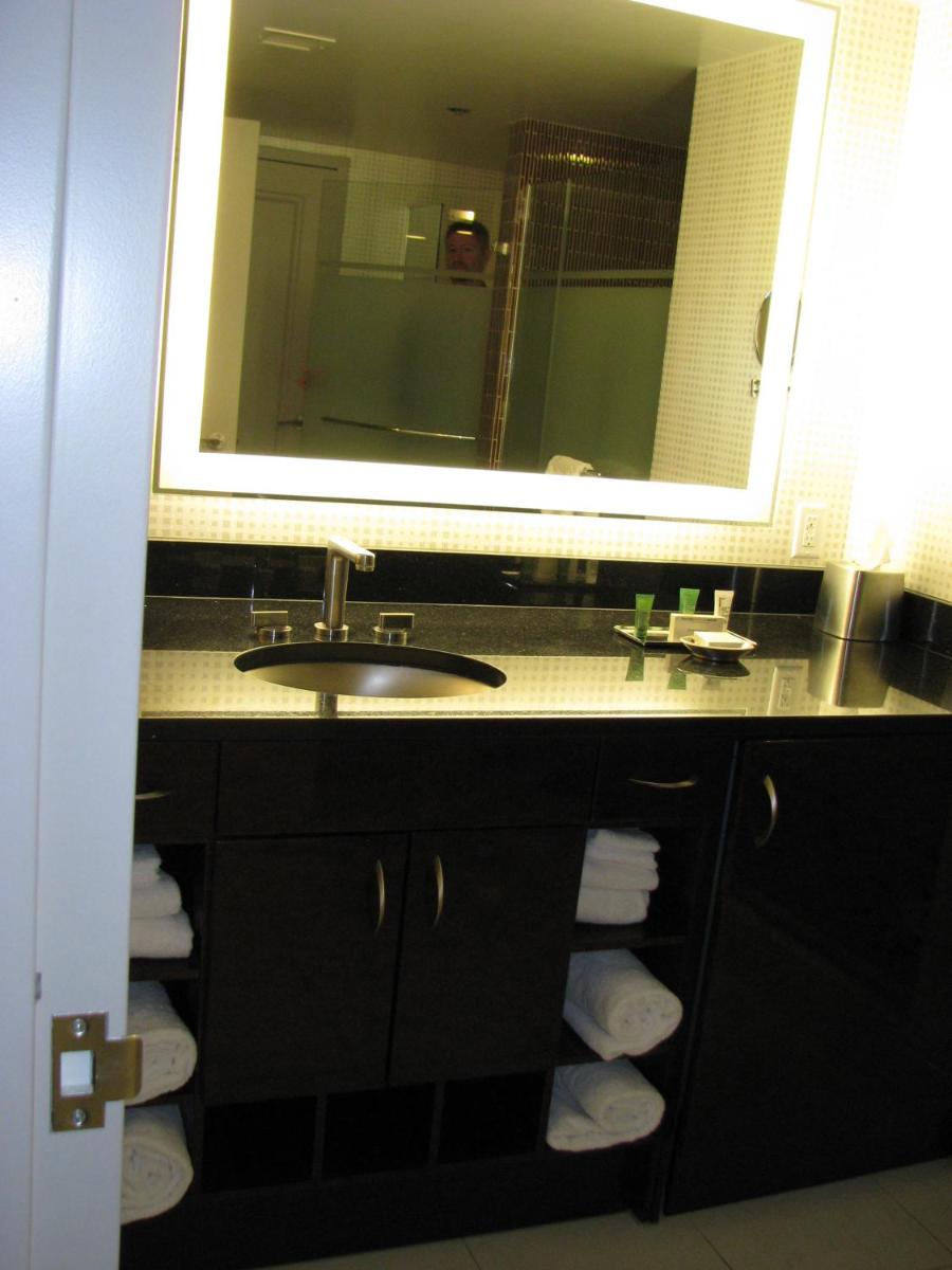 Suites at Elara Las Vegas Strip-No Resort Fees - image 6