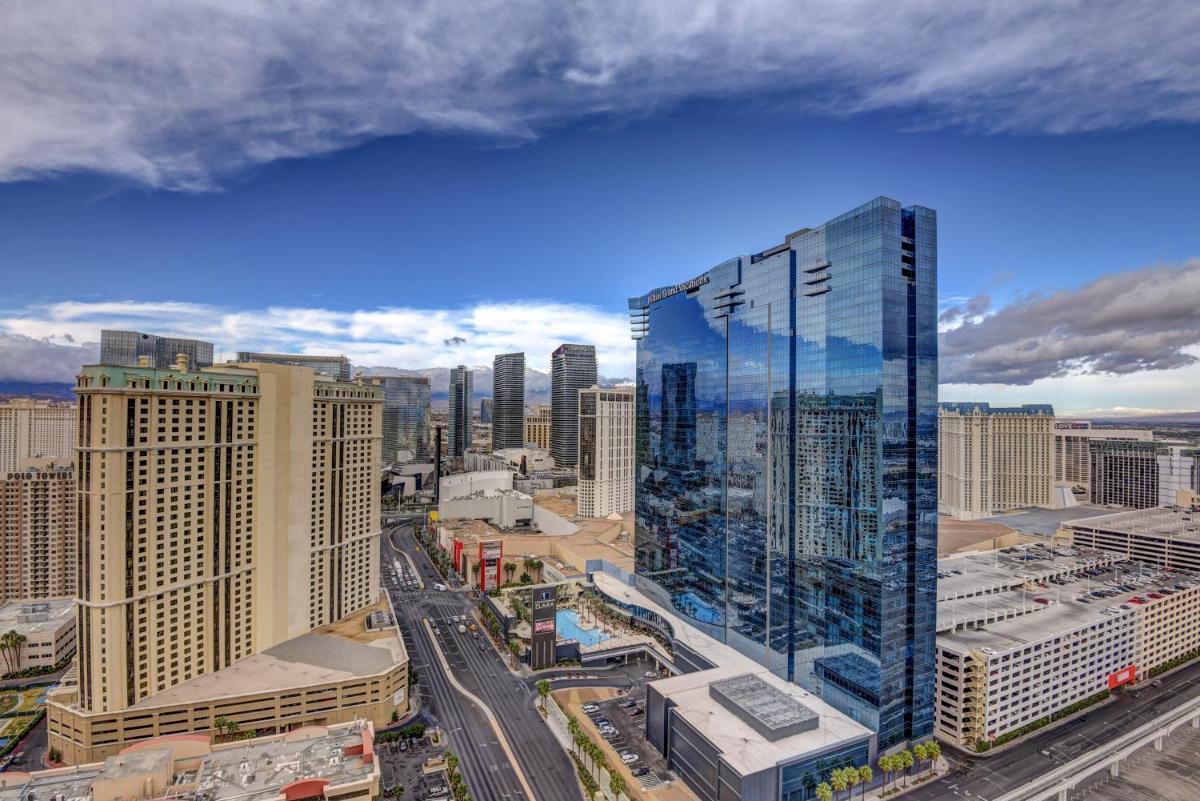 Penthouse Suite with Strip View at The Signature At MGM Grand - image 4