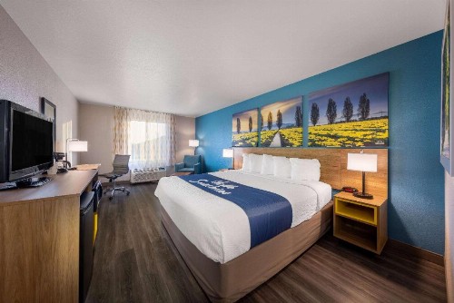 Days Inn by Wyndham Lathrop - image 10