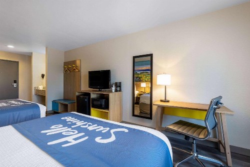 Days Inn by Wyndham Lathrop - image 12