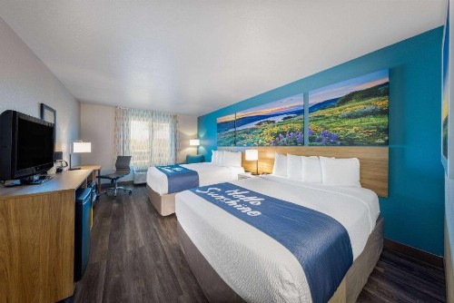Days Inn by Wyndham Lathrop - image 13