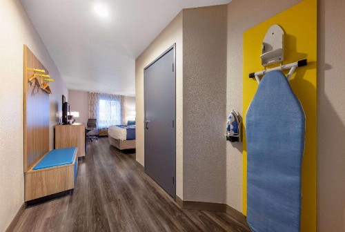 Days Inn by Wyndham Lathrop - image 15