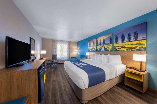 Days Inn by Wyndham Lathrop - image 18