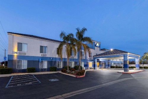 Days Inn by Wyndham Lathrop - image 2