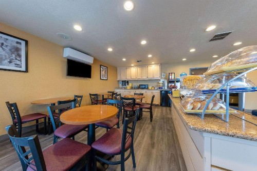 Days Inn by Wyndham Lathrop - image 23