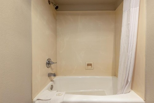 Days Inn by Wyndham Lathrop - image 27
