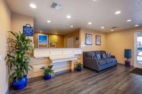 Days Inn by Wyndham Lathrop - image 3