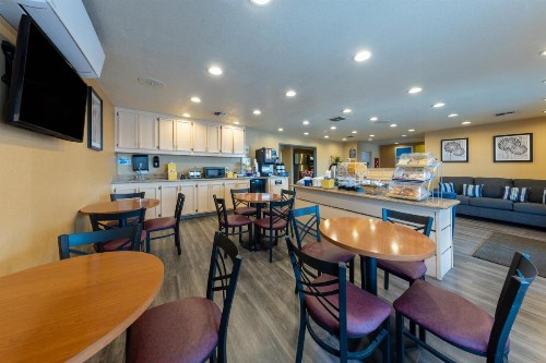 Days Inn by Wyndham Lathrop - image 30