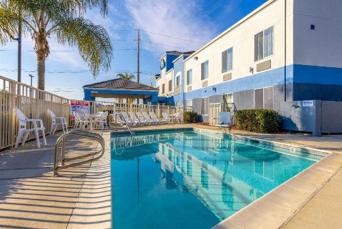 Days Inn by Wyndham Lathrop - image 5