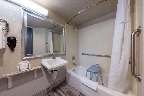 Days Inn by Wyndham Lathrop - image 7
