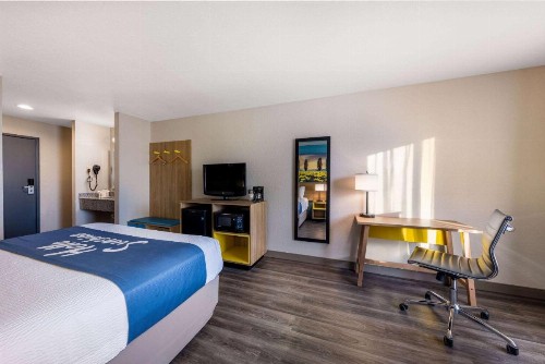 Days Inn by Wyndham Lathrop - image 9