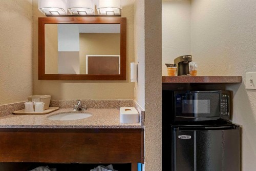 Comfort Inn Lathrop Stockton Airport - image 20
